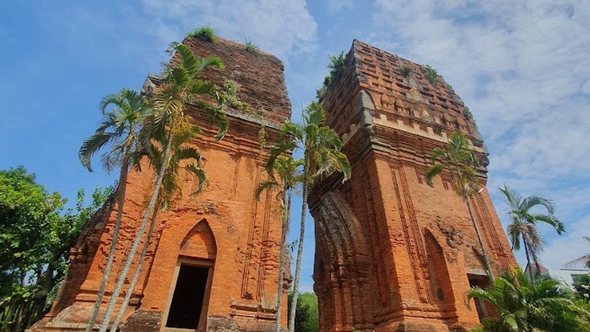 Cụm Tháp Đôi Chăm bằng gạch đỏ giữa hàng dừa ở trung tâm Quy Nhơn