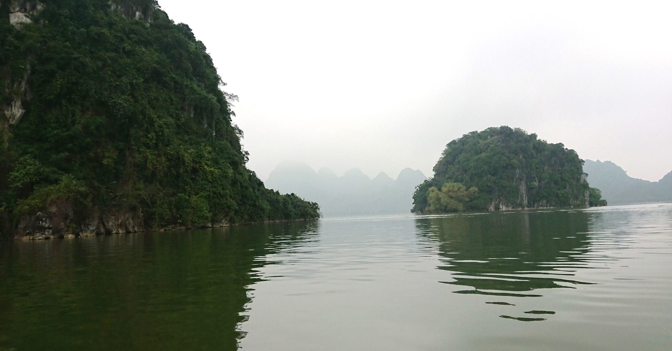 Những hòn núi đá vôi nhỏ nhô lên giữa mặt hồ Tam Chúc, nhìn từ thuyền