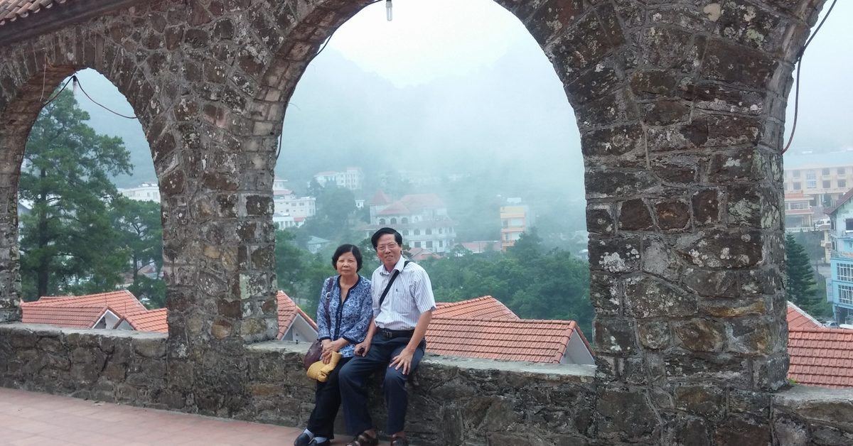 Vòm đá cổ kiểu Pháp ở Tam Đảo, phía sau là thị trấn với mái ngói đỏ chìm trong sương