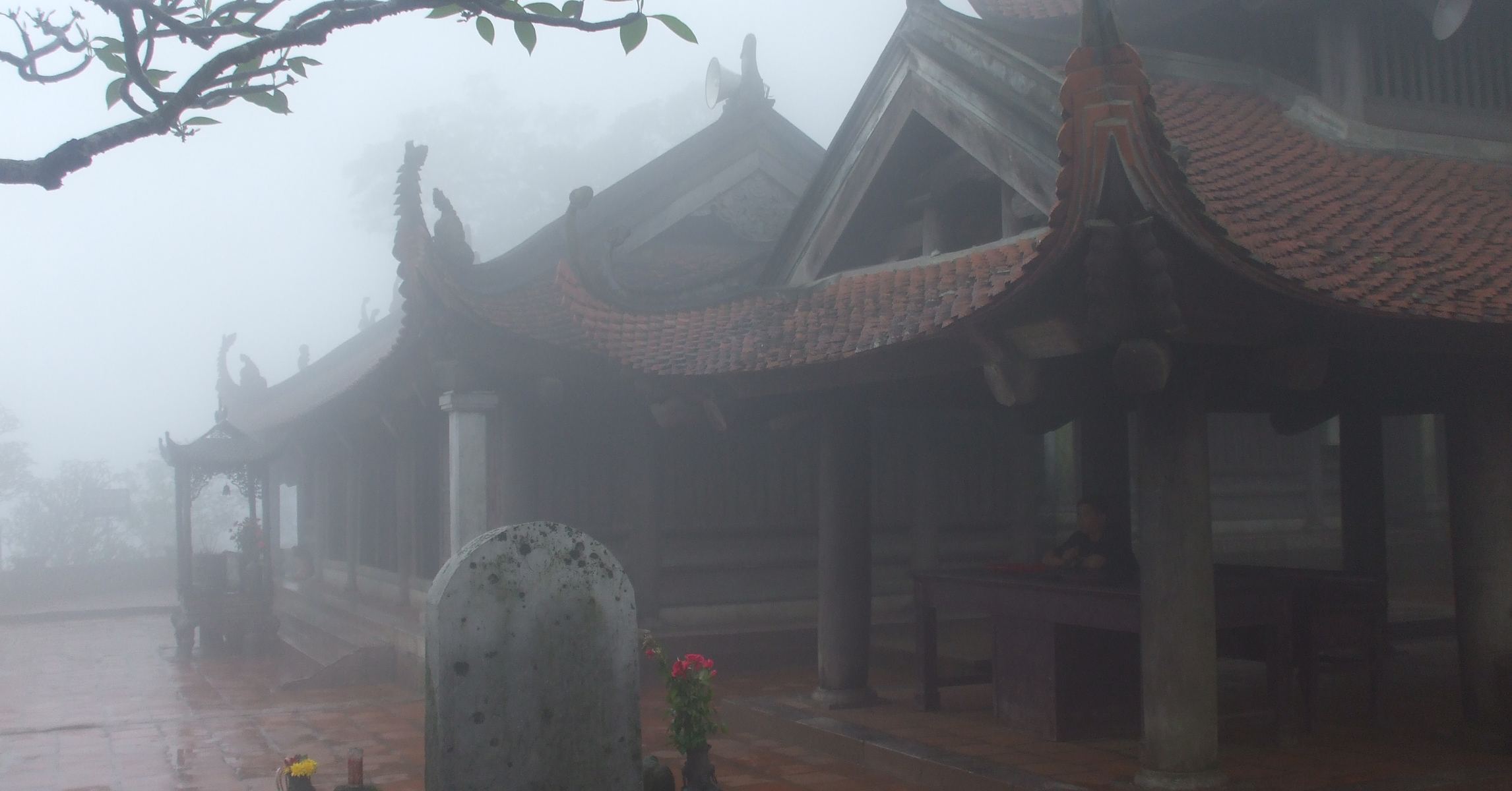Chùa Hoa Yên phủ sương sớm trên núi Yên Tử, Quảng Ninh, mái ngói cong cổ kính
