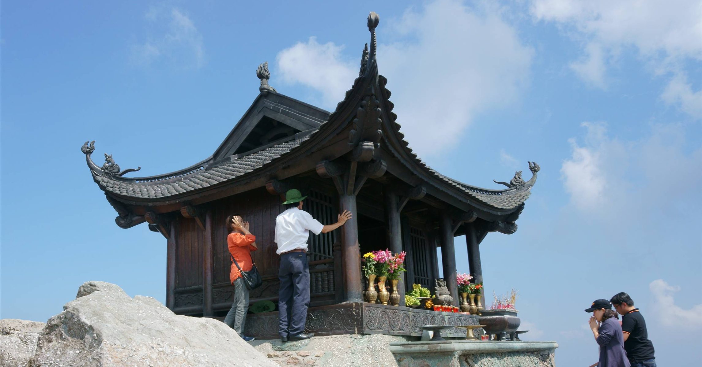 Yên Tử tháng 9: leo chùa Đồng giữa biển mây, tránh mùa lễ hội